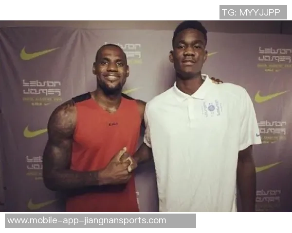 艾顿称赞詹姆斯传球能力只需出现在正确位置即可接到精准助攻